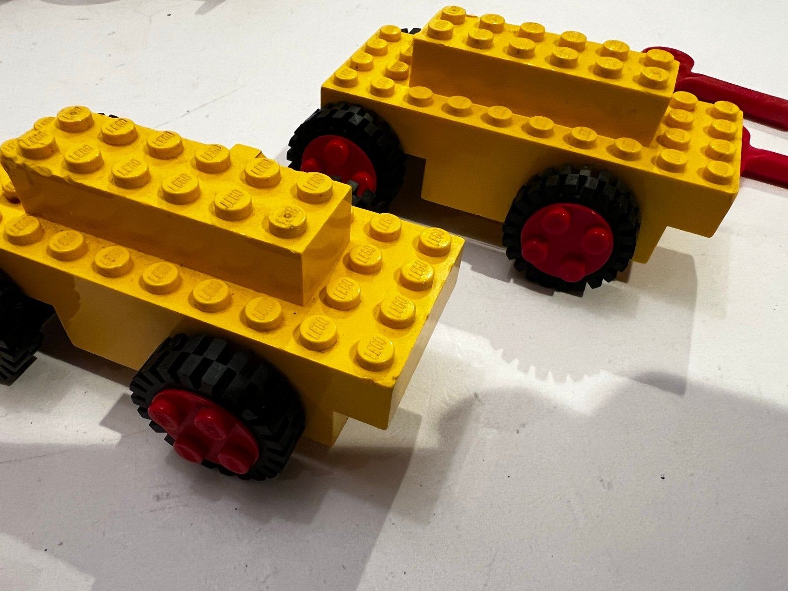 2x Vintage Lego auto's met rode sleutels, Gebruikt, Lego, Ophalen of Verzenden, Losse stenen