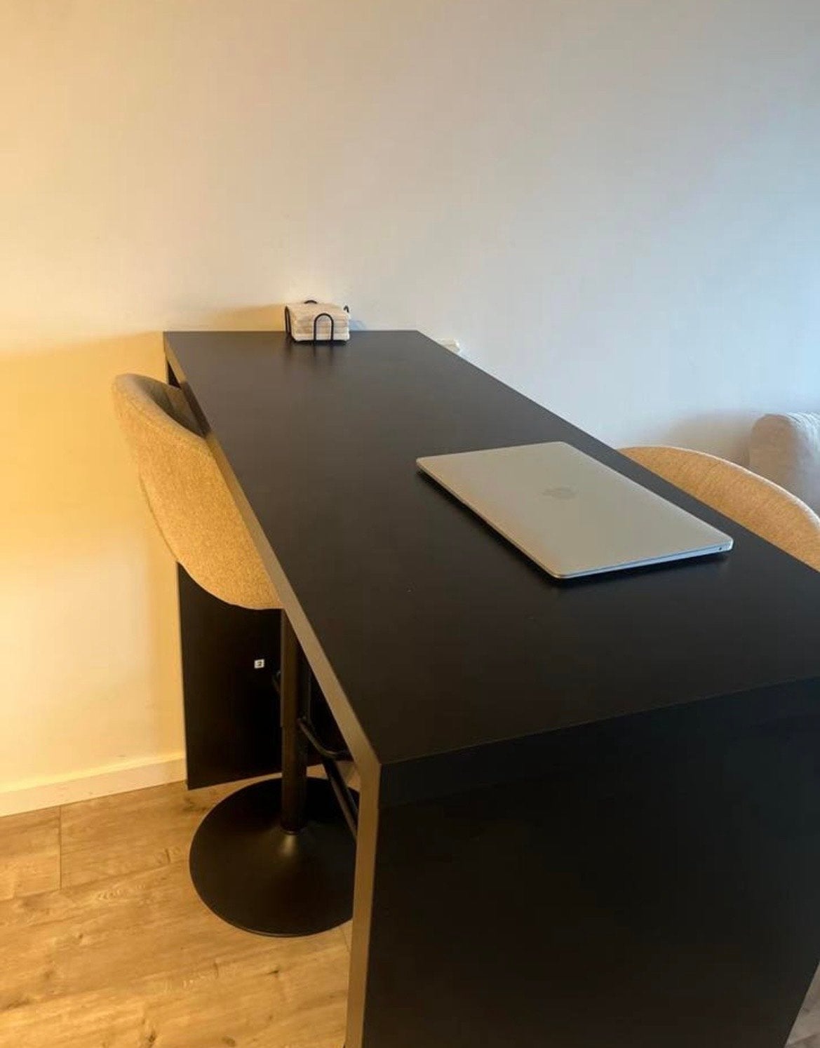 Zwarte bartafel met 2 krukken, Ophalen, Gebruikt, In hoogte verstelbaar, 90 cm of meer