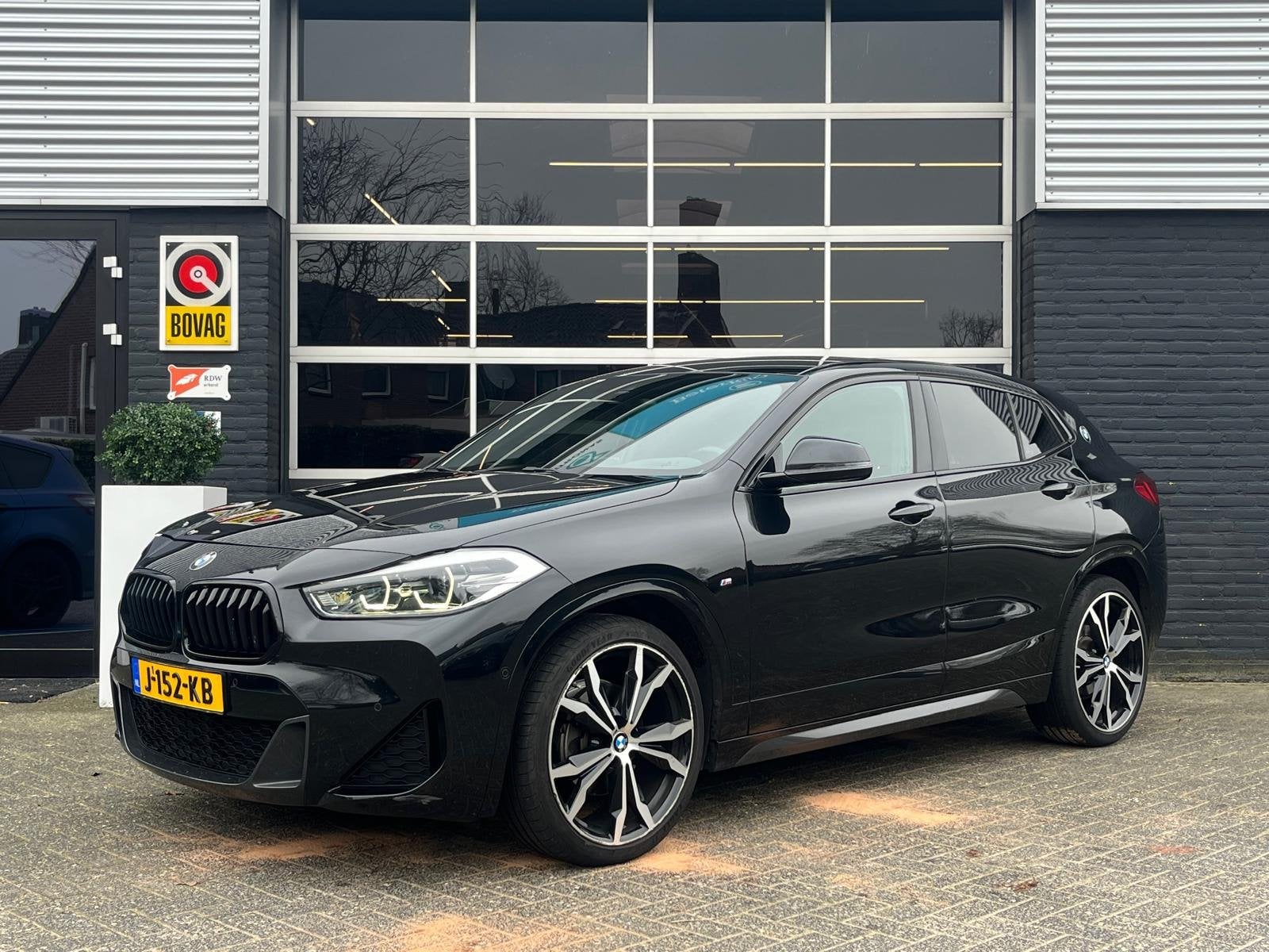 BMW X2 sDrive18i High Executive, M-pakket Automaat, Cruise,, Auto's, 745 kg, X2, Gebruikt, Zwart