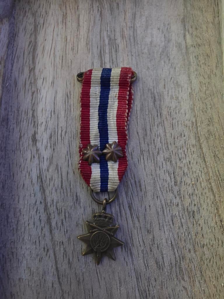 KNIL medaille Nederlands Indië mini orde en vrede, Verzamelen, Ophalen of Verzenden, Landmacht, Nederland, Lintje, Medaille of Wings