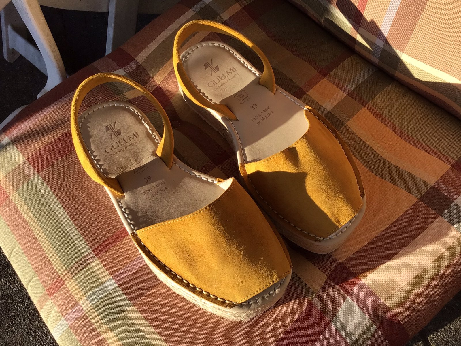 Sandalen, Menorca’s, leer suède maisgeel mt 39, nieuw Spanje, Ophalen of Verzenden, Zo goed als nieuw, Beige, Sandalen of Muiltjes