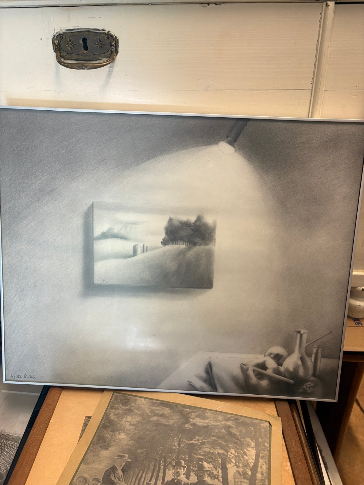 Potloodtekening met surrealistisch landschap en stilleven, Antiek en Kunst, Kunst | Tekeningen en Foto's, Ophalen of Verzenden