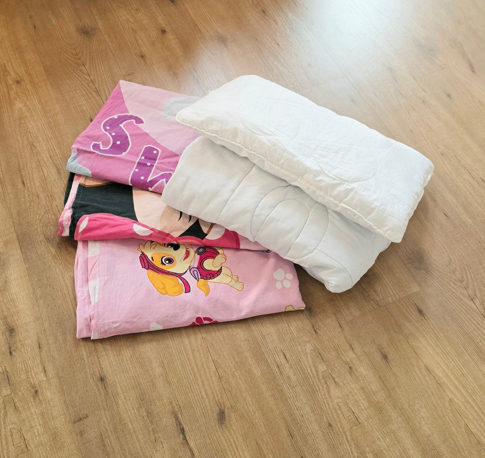 Kinderdekbed en kussen + 3 sets beddengoed, Gebruikt, Overige merken, Beddengoedset, Ophalen of Verzenden
