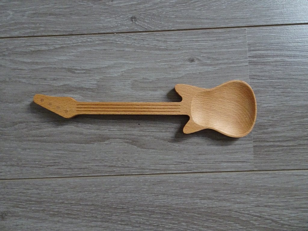 NIEUW Kikkerland Houten Lepel Gitaarvorm | Origineel Cadeau, Huis en Inrichting, Keuken | Bestek, Los bestek, Nieuw, Ophalen of Verzenden
