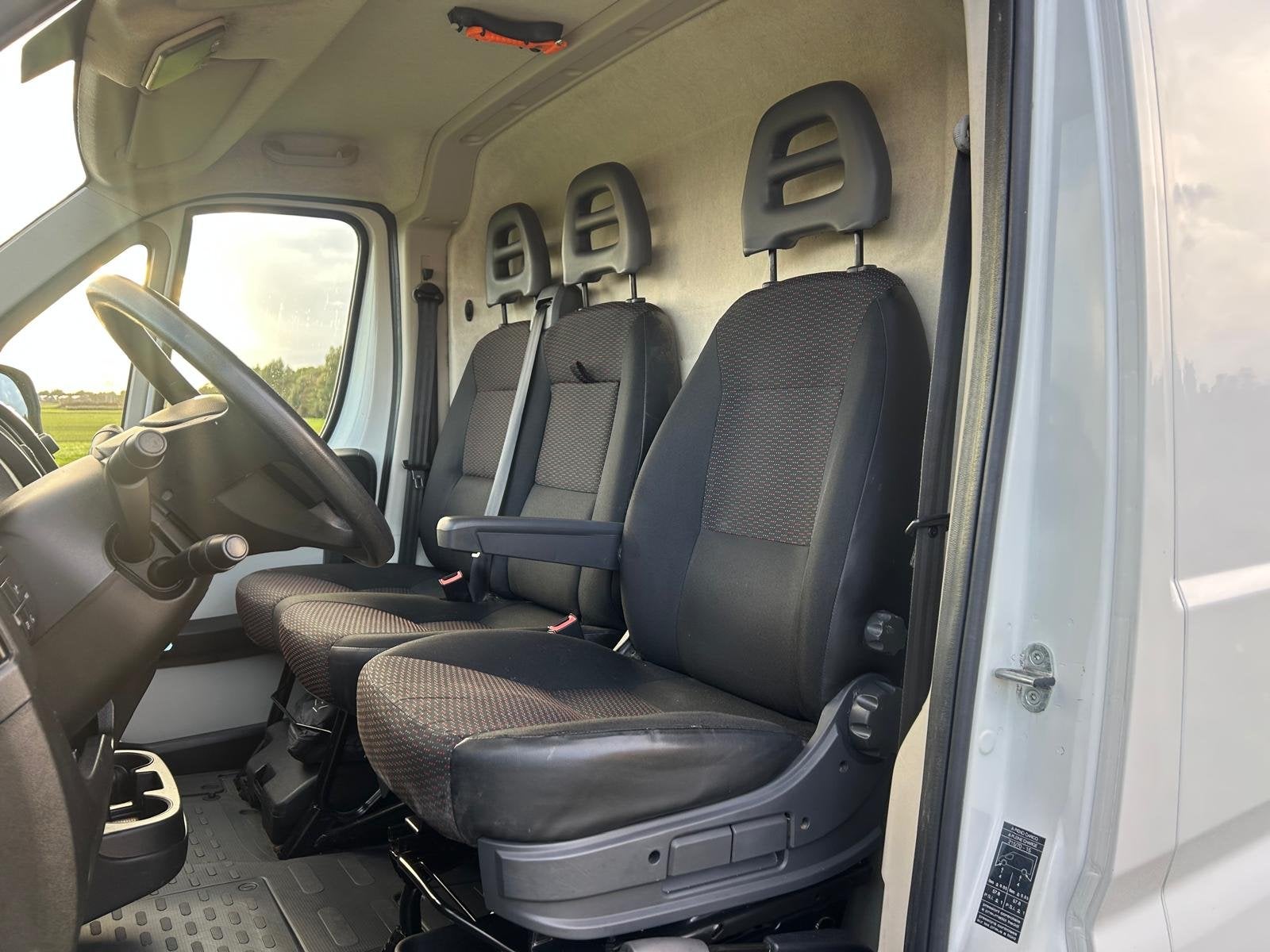 Peugeot Boxer 330 2.0 BlueHDI L2H2 Premium | 3 Zitplaatsen |, Auto's, Voorwielaandrijving, Dealer onderhouden, Stof, Gebruikt