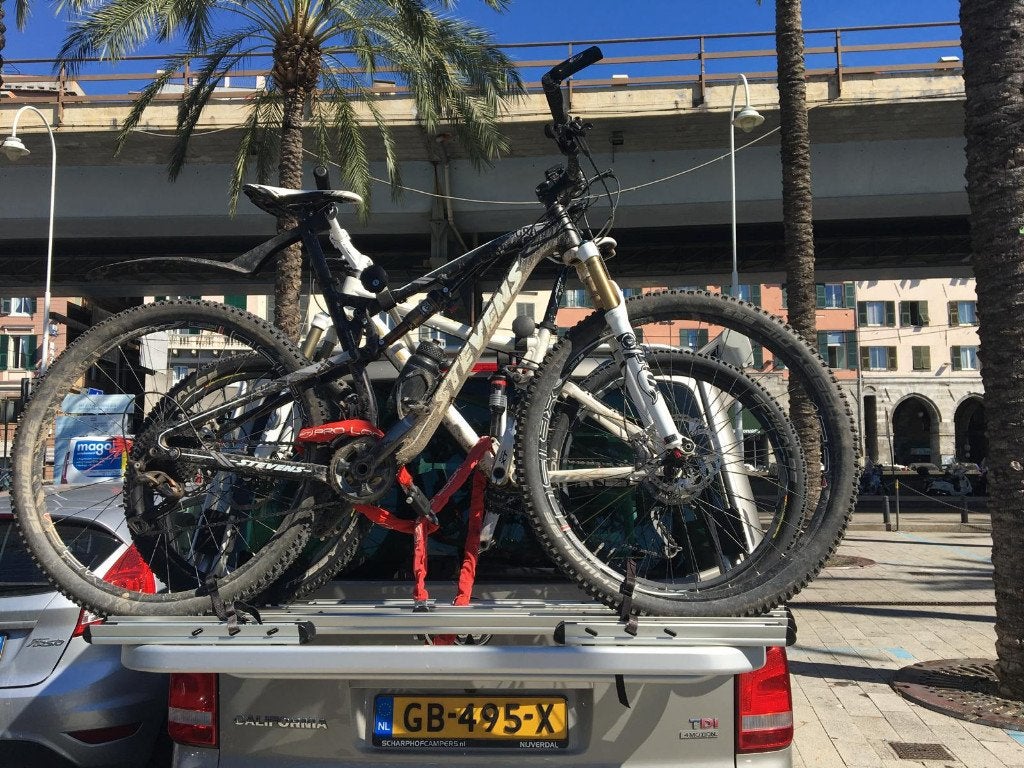 VW T5 fietsendrager achterklep 4 fietsen originele volkswage, Auto diversen, Fietsendragers, 3 fietsen of meer, Brede banden, Zo goed als nieuw