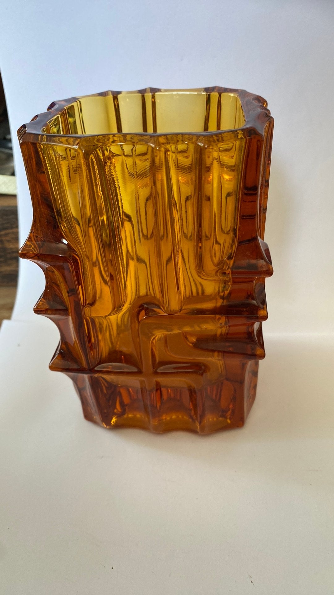 Vladislav Urban Vaas van geperst amberkleuri glas, Ophalen of Verzenden, Zo goed als nieuw, Glas