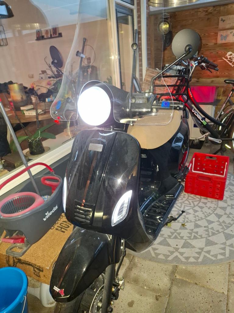 Nimax Scooter - Zwart met Windscherm en Beige Zadel, Fietsen en Brommers, Brommeronderdelen | Snorfietsen, Ophalen, Zo goed als nieuw