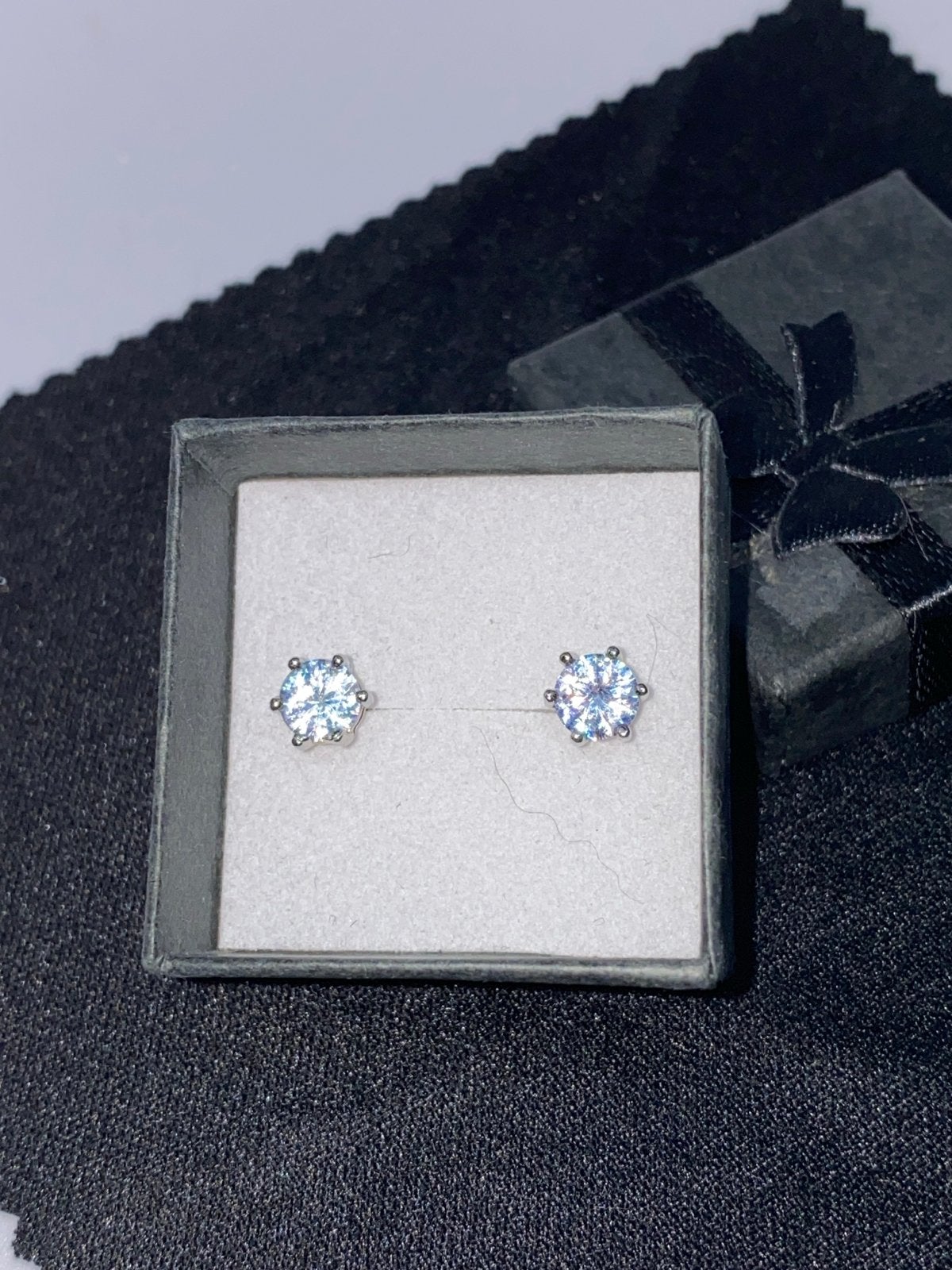Zilveren 'kroontjes' oorbellen met briljantgeslepen zirkoon, Met kristal, Nieuw, Ophalen of Verzenden, Knopjes of Stekers