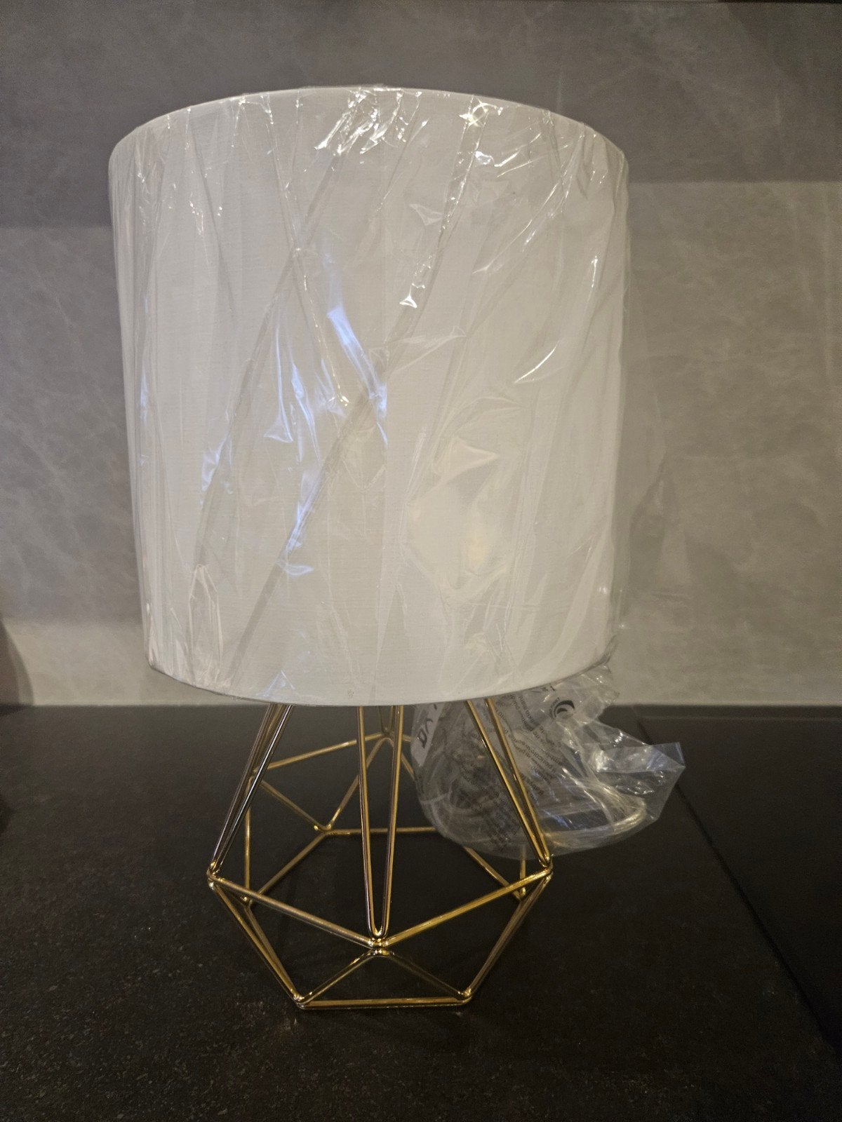 Nieuwe tafellamp met gouden voet, Goud, Ophalen of Verzenden, Nieuw, Metaal