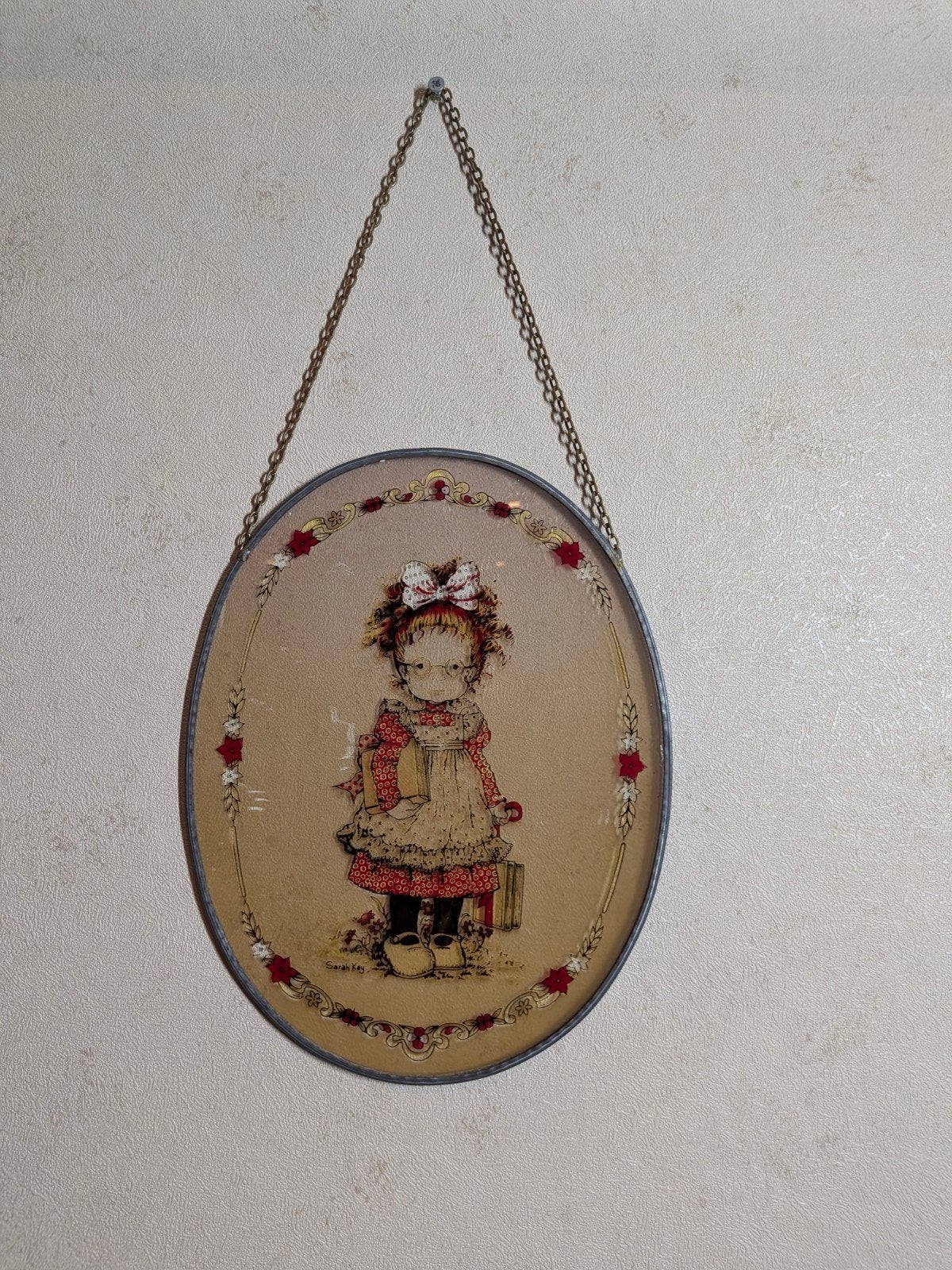 Vintage Sarah Kay wanddecoratie ovaal - retro meisje, Metaal, Gebruikt, Ophalen of Verzenden, Wandbord of Wandpaneel