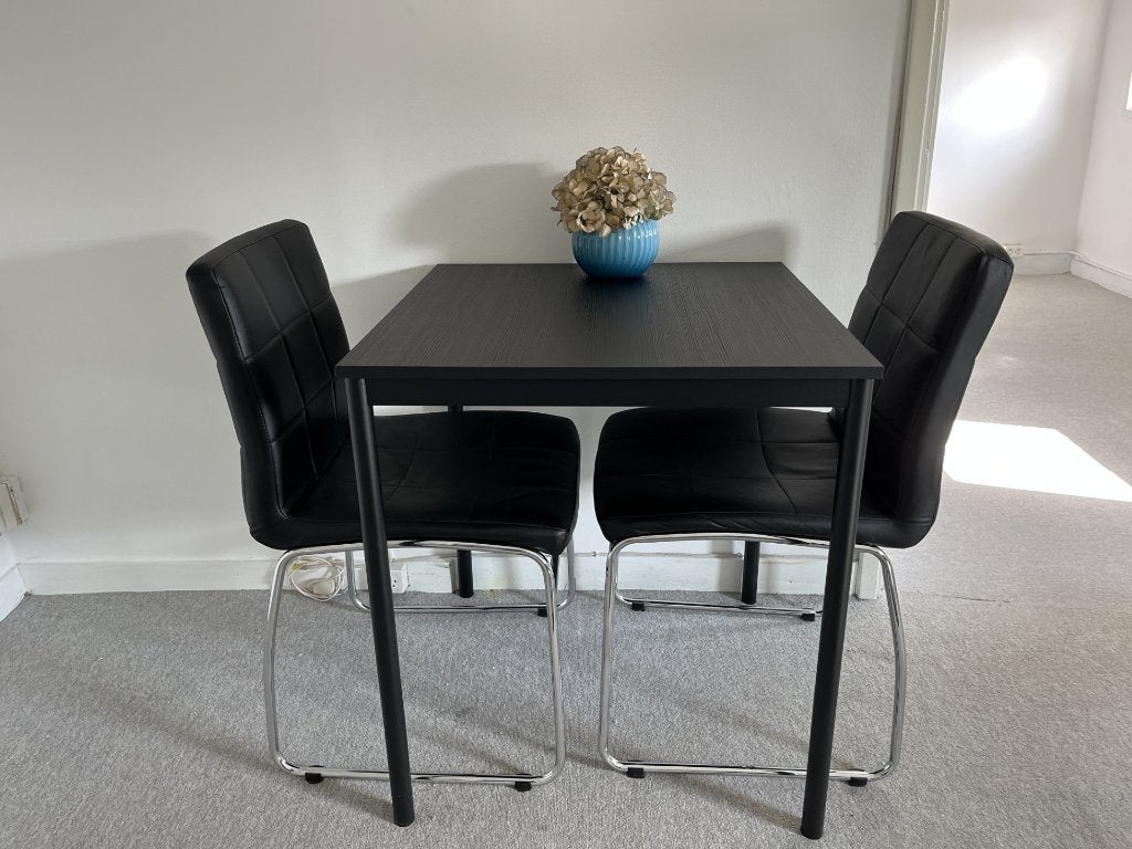 2 nette zwarte lederlook eetkamerstoelen, chroom onderstel, Ophalen, Gebruikt, Twee, Zwart