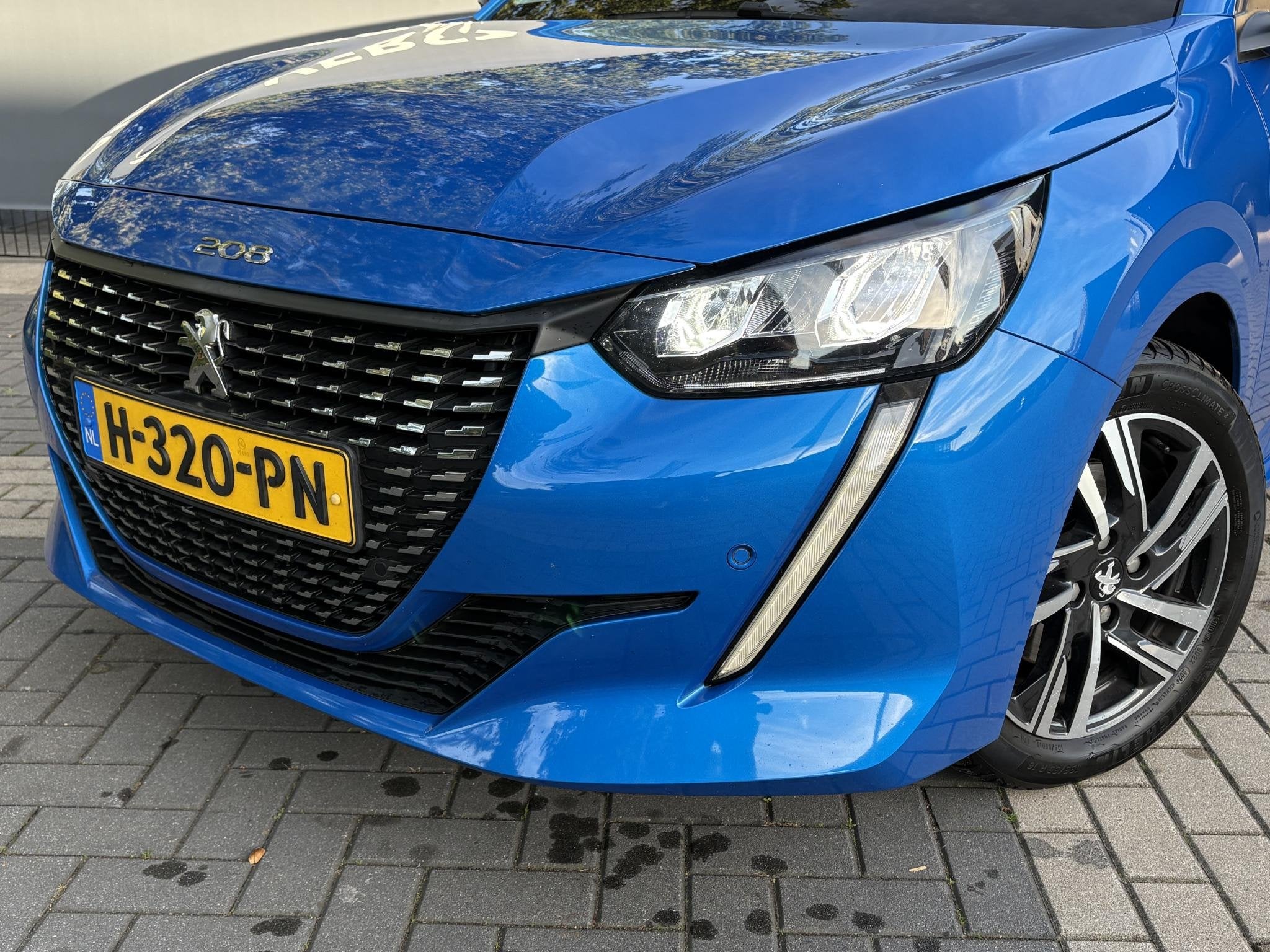Peugeot 208 1.2 PureTech Allure 100PK Automaat, Achteruitrij, Auto's, 101 pk, Gebruikt, Euro 6, Blauw