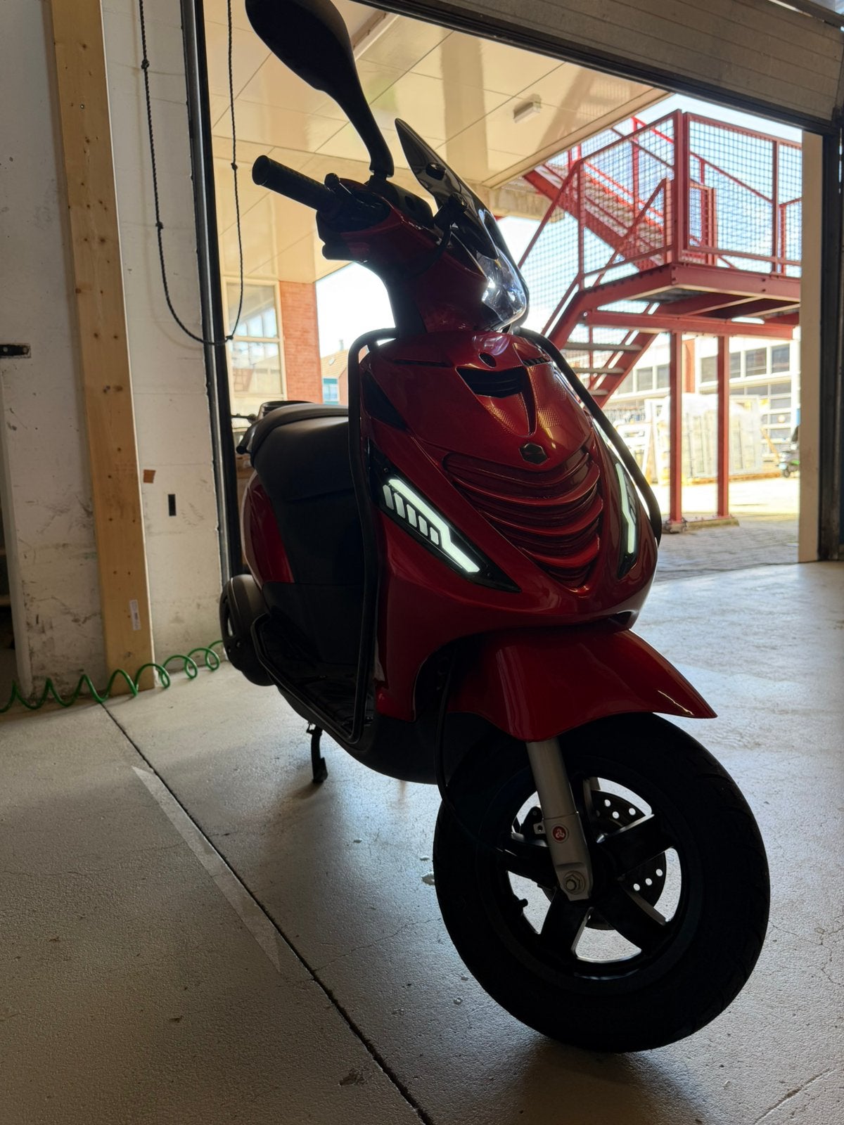 Piaggio zip 2023 EURO 5 malossi, Fietsen en Brommers, Scooters | Piaggio, Ophalen, Maximaal 45 km/u, Zip, Zo goed als nieuw