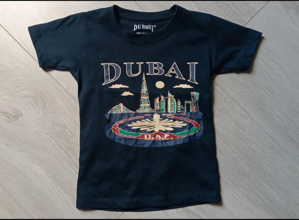 T-shirt Dubai en Dino shirt met lange mouwen maat 98, Kinderen en Baby's, Kinderkleding | Maat 98, Ophalen of Verzenden, Shirt of Longsleeve