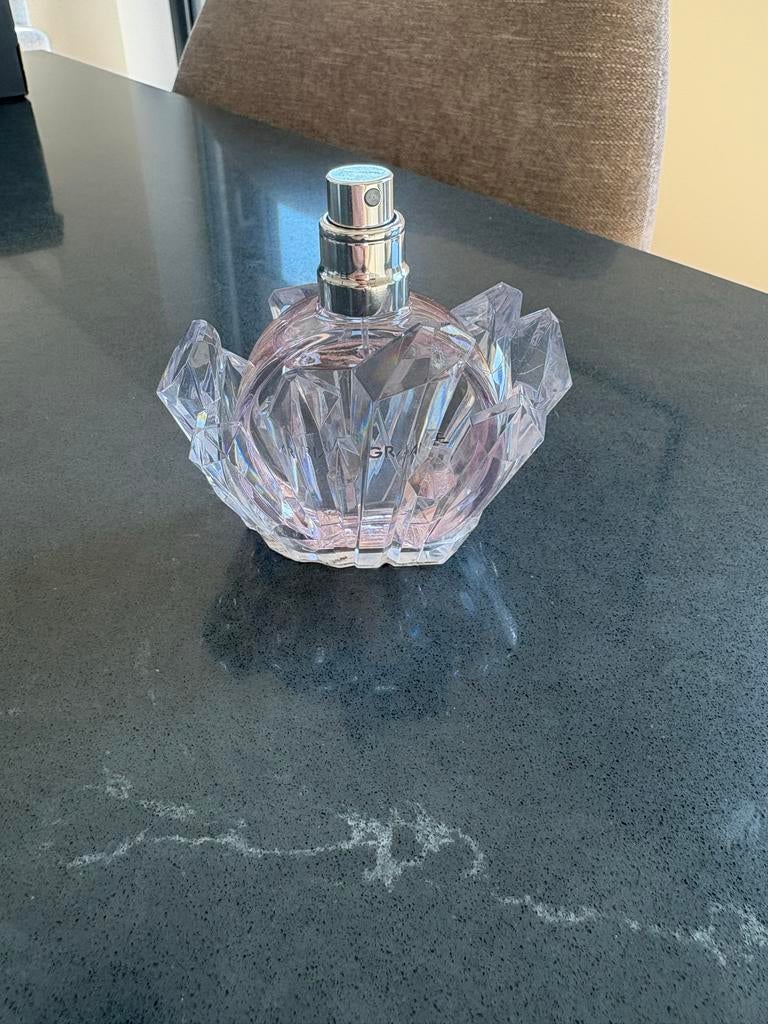 Ariana Grande R.E.M. parfum 30ml (dop ontbreekt), Verzenden, Zo goed als nieuw