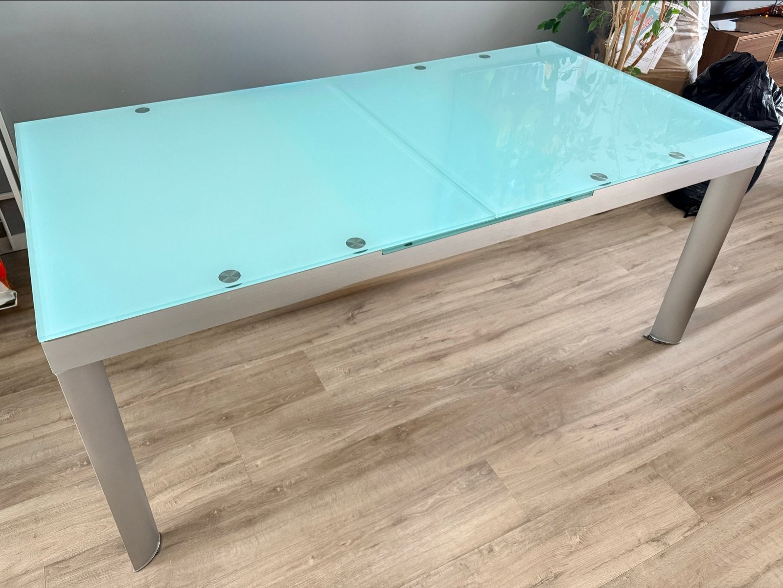 Moderne uitschuifbare eettafel met glazen blad, Huis en Inrichting, Tafels | Eettafels, Ophalen, Gebruikt, 50 tot 100 cm, Glas