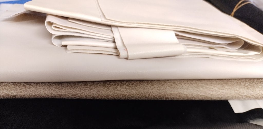 Te koop aangeboden: Diverse lakleer voille en meer pnr. 4 , 120 cm of meer, Beige, Leer of Kunstleer, Ophalen of Verzenden