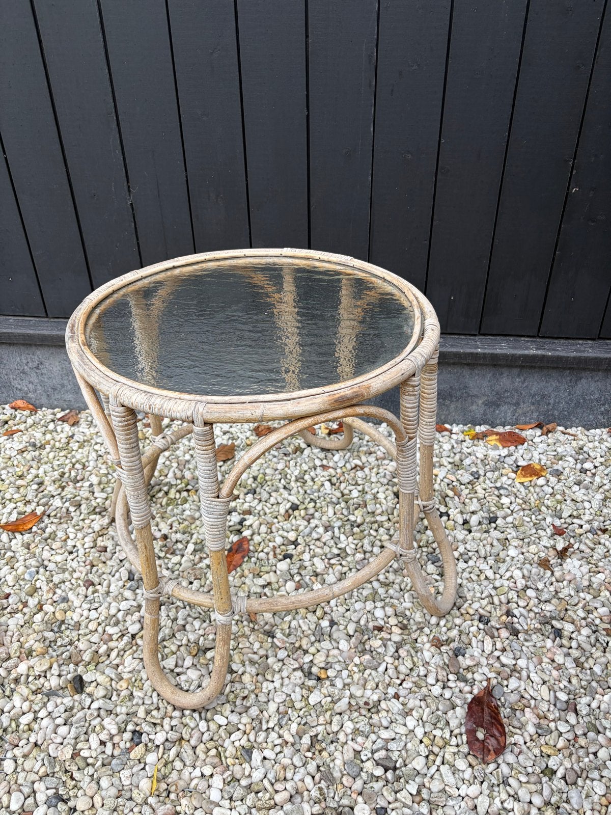 Vintage rotan bijzettafeltje met glazen blad - 53cm hoog, Ophalen