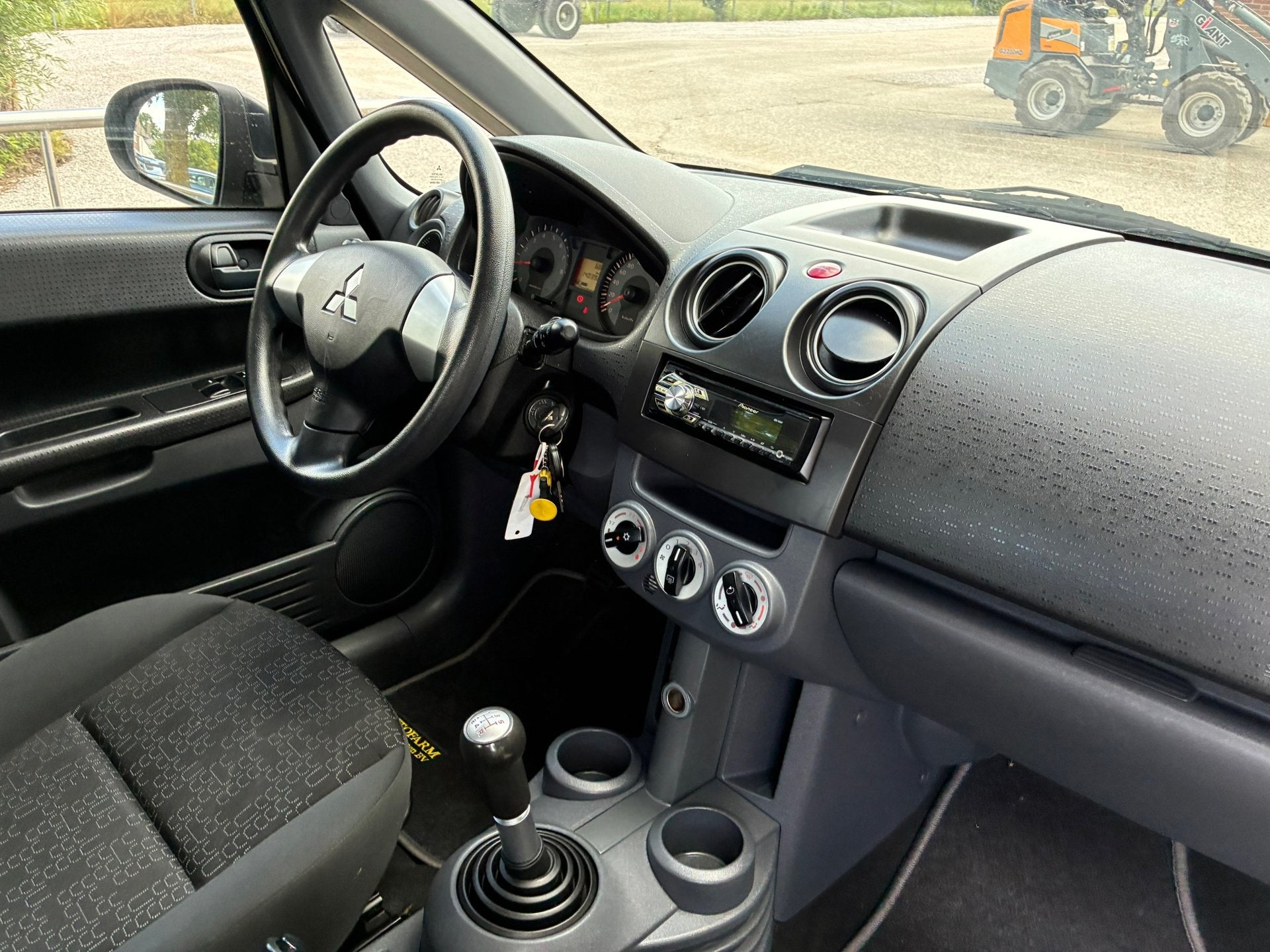 Mitsubishi Colt 1.1 Inbusiness | '' Nieuwe APK '' + Airco Nu, Voorwielaandrijving, Stof, Gebruikt, Colt