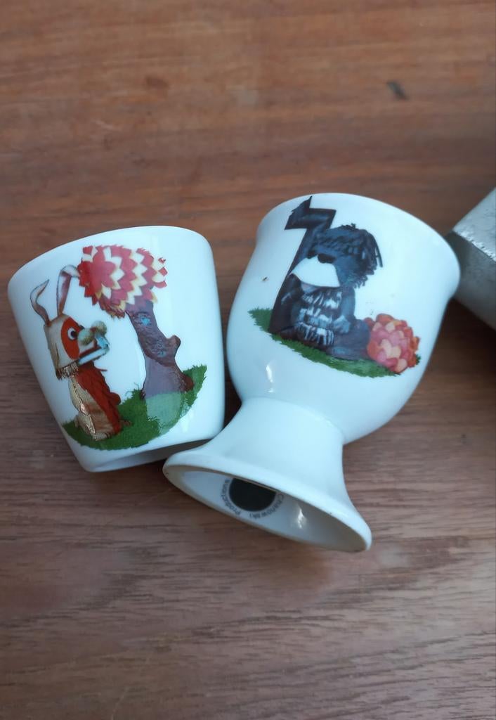 Twee vintage eierdopjes. Porselein. Fabeltjeskrant., Ophalen of Verzenden