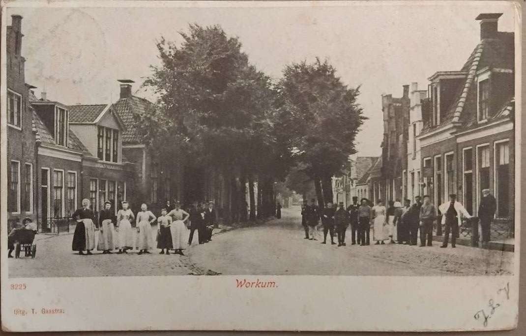 Workum (Friesland) – Groepsportret straatbeeld 1902, Verzamelen, Ophalen of Verzenden, Voor 1920, Gelopen, Friesland