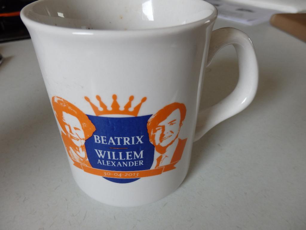 Beker Beatrix Willem Alexander, Ophalen of Verzenden, Zo goed als nieuw, Servies