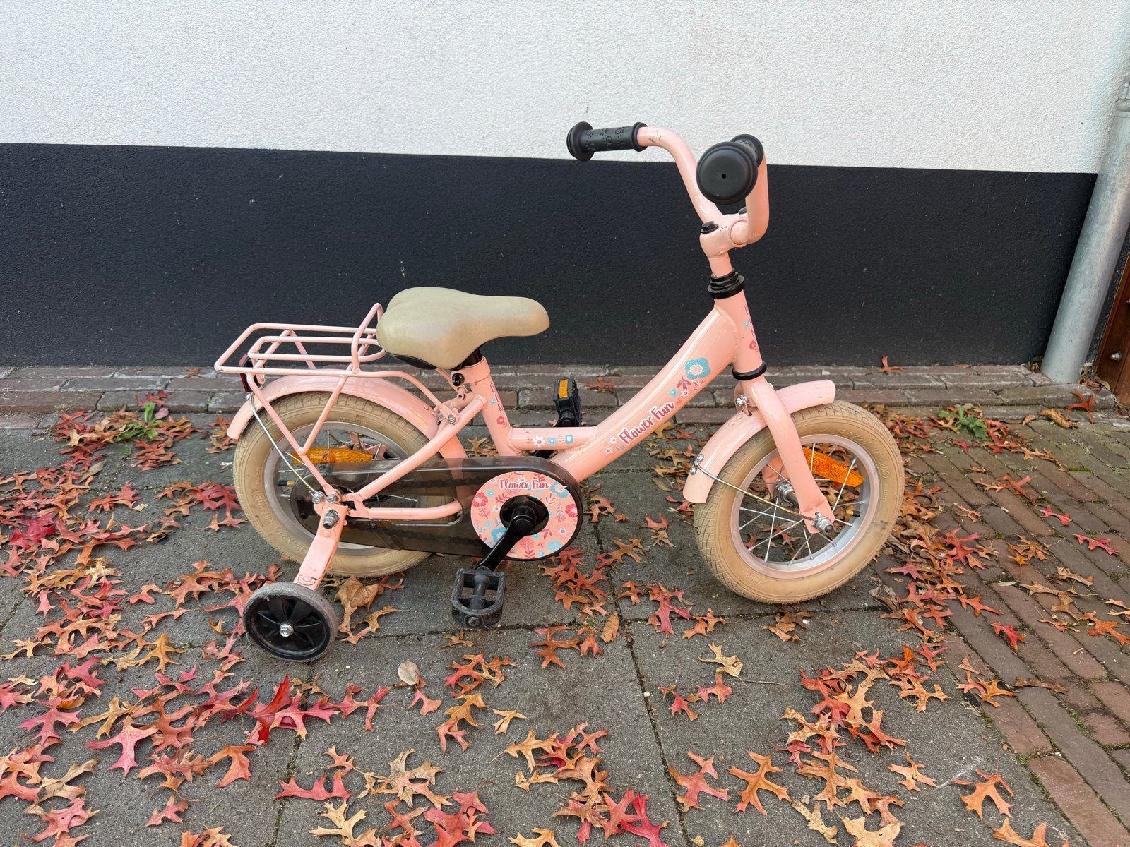 Roze kinderfiets 12inch met zijwieltjes - Flower Fun, Fietsen en Brommers, Ophalen, Terugtraprem, Zijwieltjes, Gebruikt