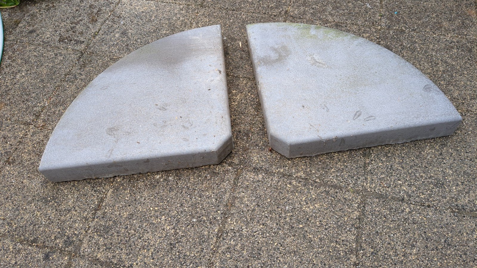 gratis 2 parasolvoet tegels van beton, Ophalen