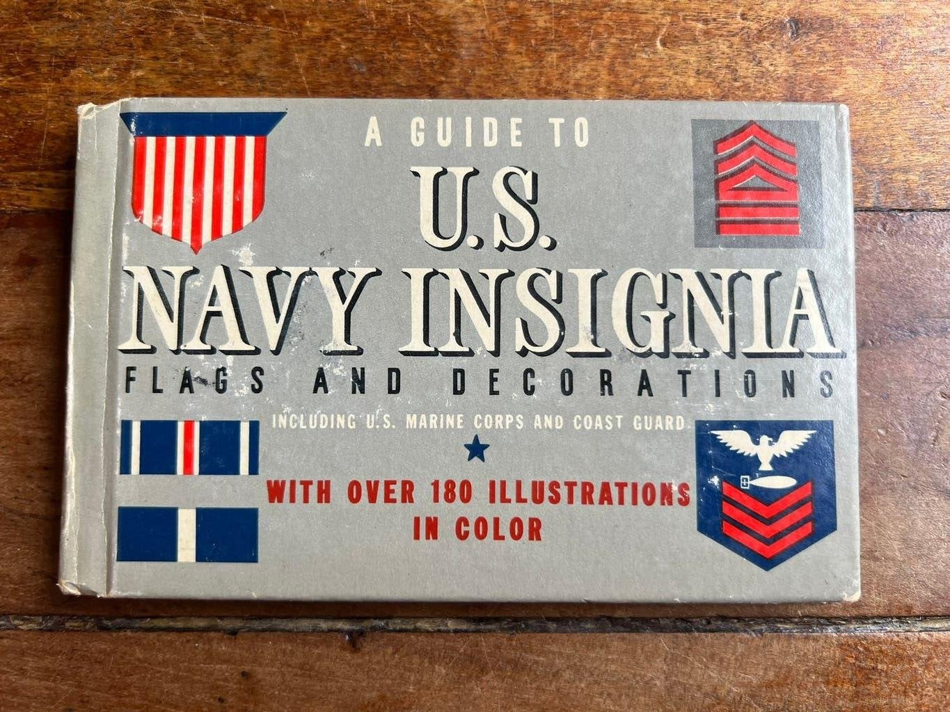 WO2 Amerikaans Navy Insignia Book medailles emblemen USMC, Verzamelen, Amerika, Verzenden, Marine, Embleem of Badge