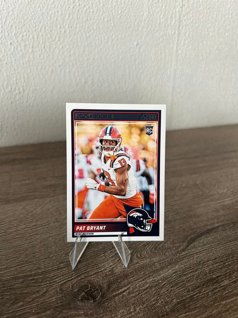 Pat Bryant 2025 Panini Score Football #64 RC Rookie Broncos, Ophalen of Verzenden, Zo goed als nieuw, Buitenlandse clubs, Poster, Plaatje of Sticker