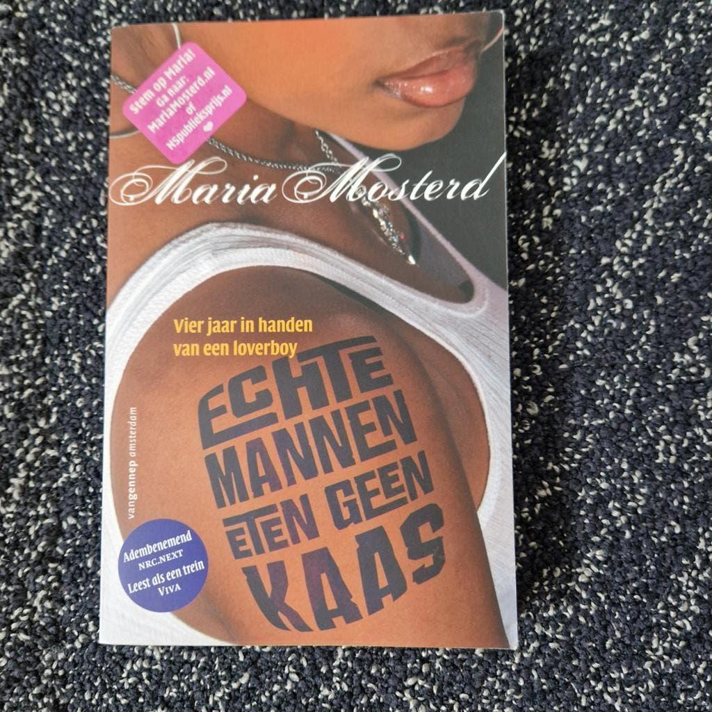 Echte mannen eten geen kaas - Maria Mosterd, Boeken, Romans, Zo goed als nieuw, Nederland, Ophalen of Verzenden