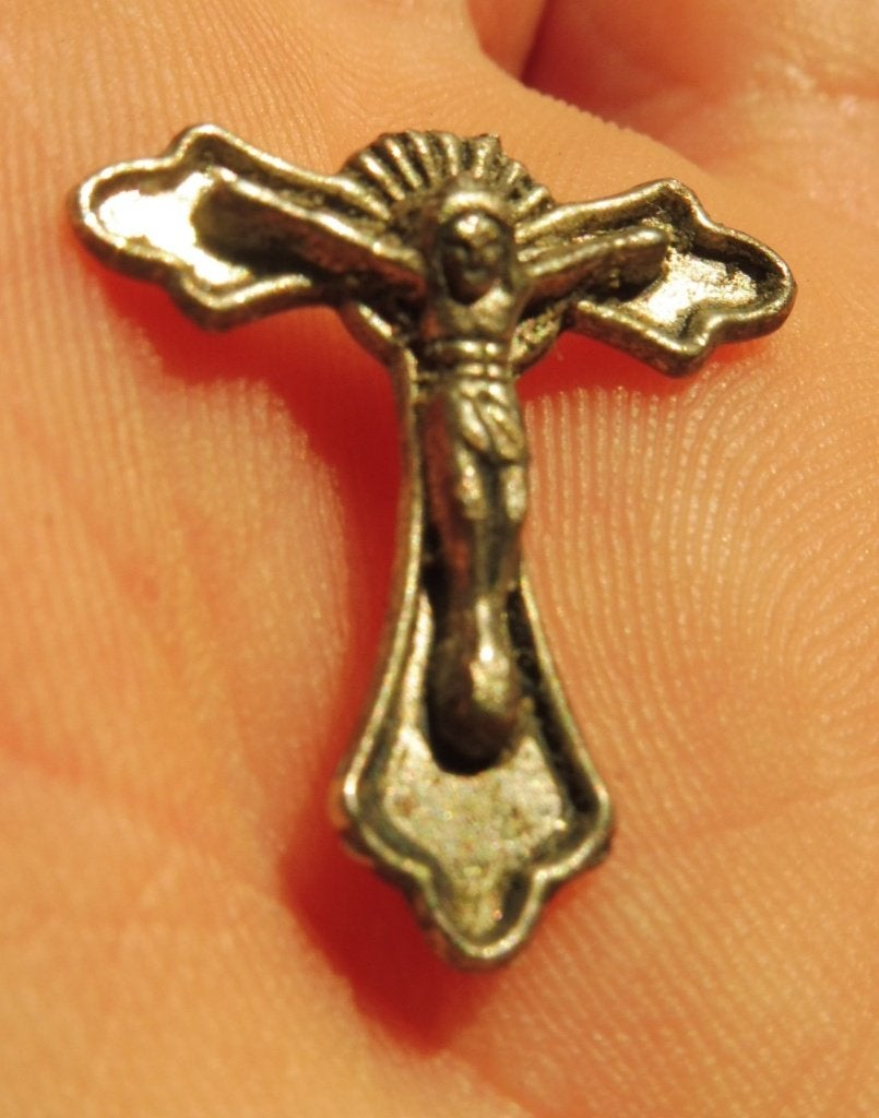 Bodemvondst: Vintage metalen rozenkranskruisje / crucifix, Verzenden