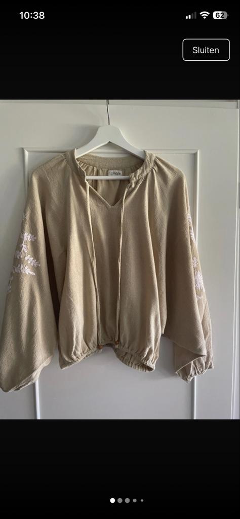 Leuke Ibiza mode blouse met print op de mouw - Maat M/L, Kleding | Dames, Blouses en Tunieken, Ophalen of Verzenden, Gedragen