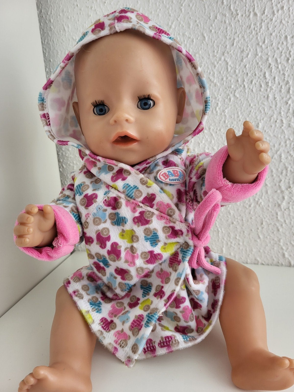Baby Born kleertjes Badjasje Babyborn.

Als Nieuw

Excl.pop, Ophalen of Verzenden, Zo goed als nieuw, Babypop