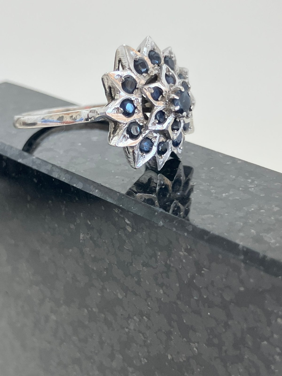 Zilveren ring met blauwe saffieren, Ophalen of Verzenden, Zo goed als nieuw, 17 tot 18, Dame