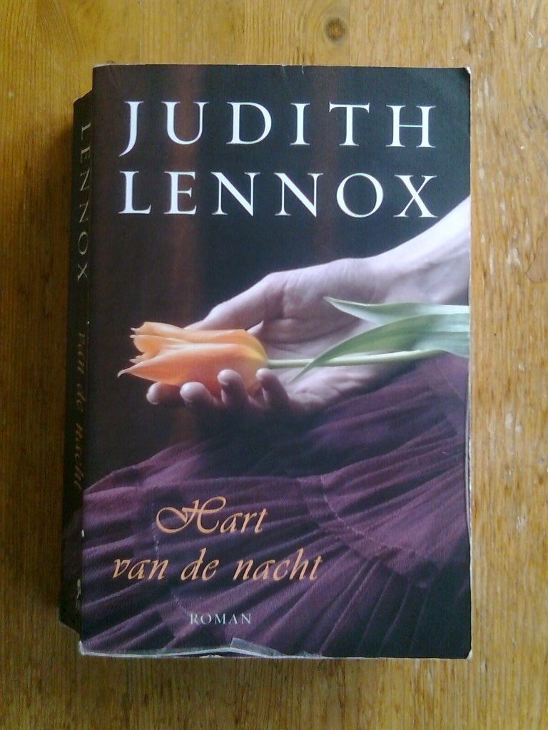 Hart van de nacht,  door Judith Lennox, Ophalen of Verzenden, Tweede Wereldoorlog, Gelezen, Overige onderwerpen