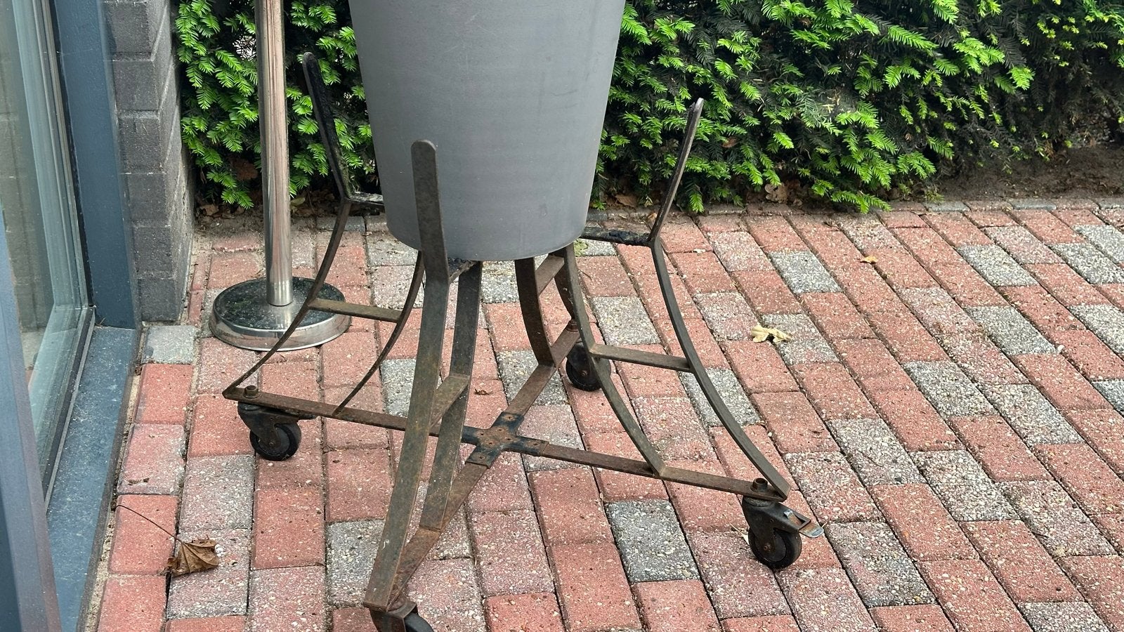 Kamado BBQ met onderstel en tuintafel 22 inch., Tuin en Terras, Houtskoolbarbecues, Ophalen of Verzenden, Gebruikt