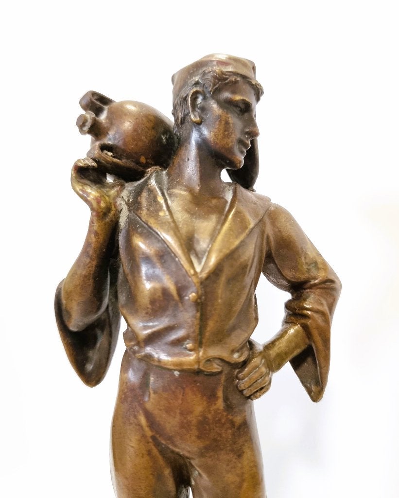 Brons beeld van jongeman met kruik, gesigneerd., Ophalen of Verzenden, Brons, 20 - 50 cm, Beeld