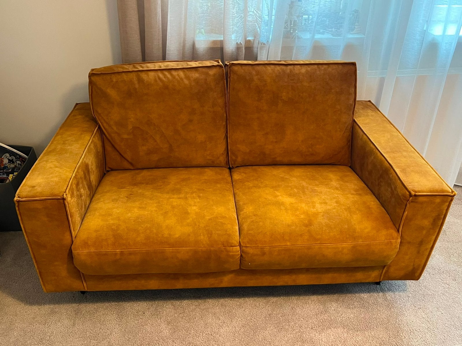 Comfortabele 2-zitsbank in okergeel, Huis en Inrichting, Banken | Bankstellen, Ophalen, 150 tot 200 cm, Tweepersoons, 75 tot 100 cm