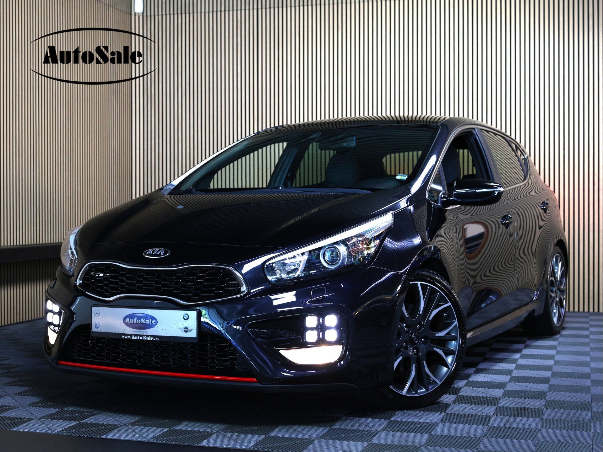 Kia cee'd 1.6 GT PANO NAVI CLIMA CRUISE PDC KEYLSS BT "14, Voorwielaandrijving, 1591 cc, 4 cilinders, Zwart
