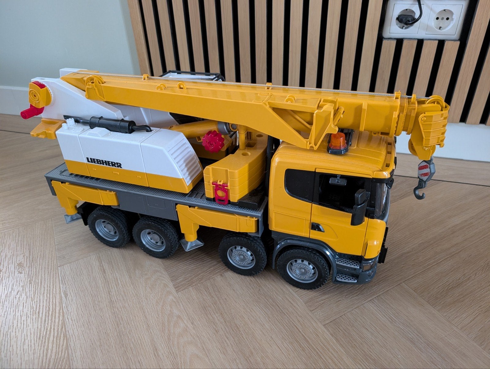 Bruder Scania Liebherr Kraanwagen 03570, Kinderen en Baby's, Speelgoed | Speelgoedvoertuigen, Ophalen, Zo goed als nieuw