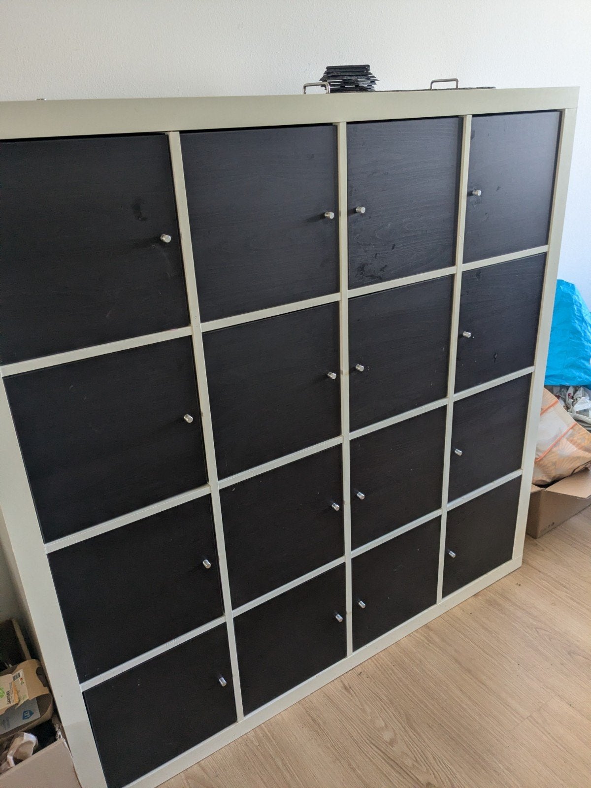 Kallax wit 4x4 met zwarte deurtjes, inzetwandjes+whiteboard, Ophalen of Verzenden, Gebruikt