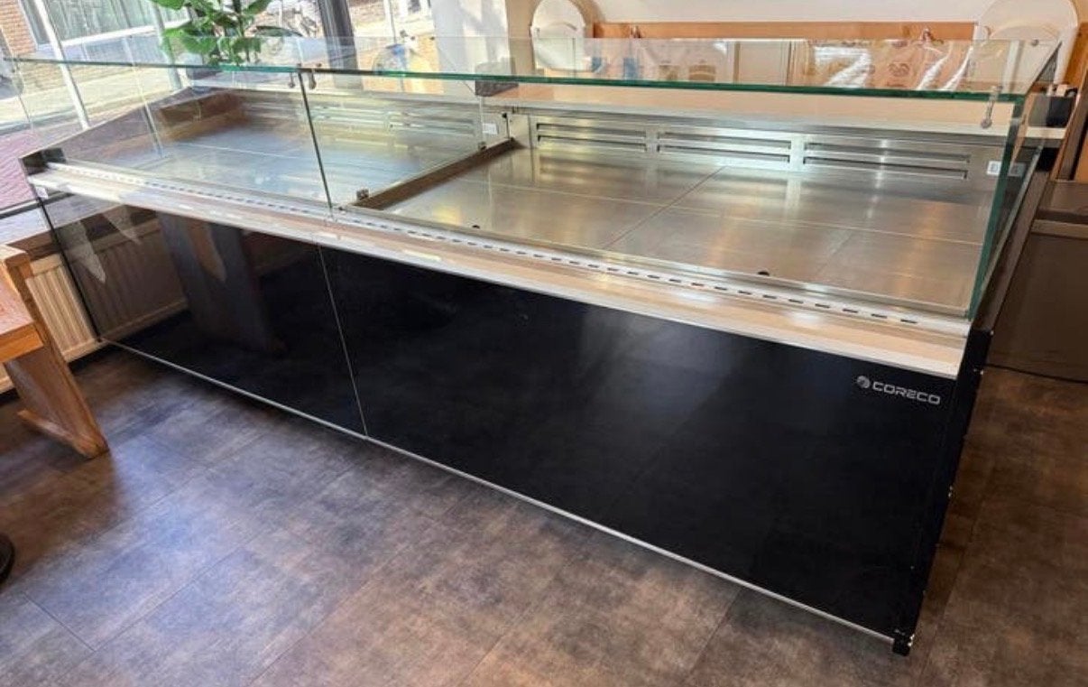 Vitrine (2022) - 2 delen, lichte schade, 296,5 cm breed, Ophalen