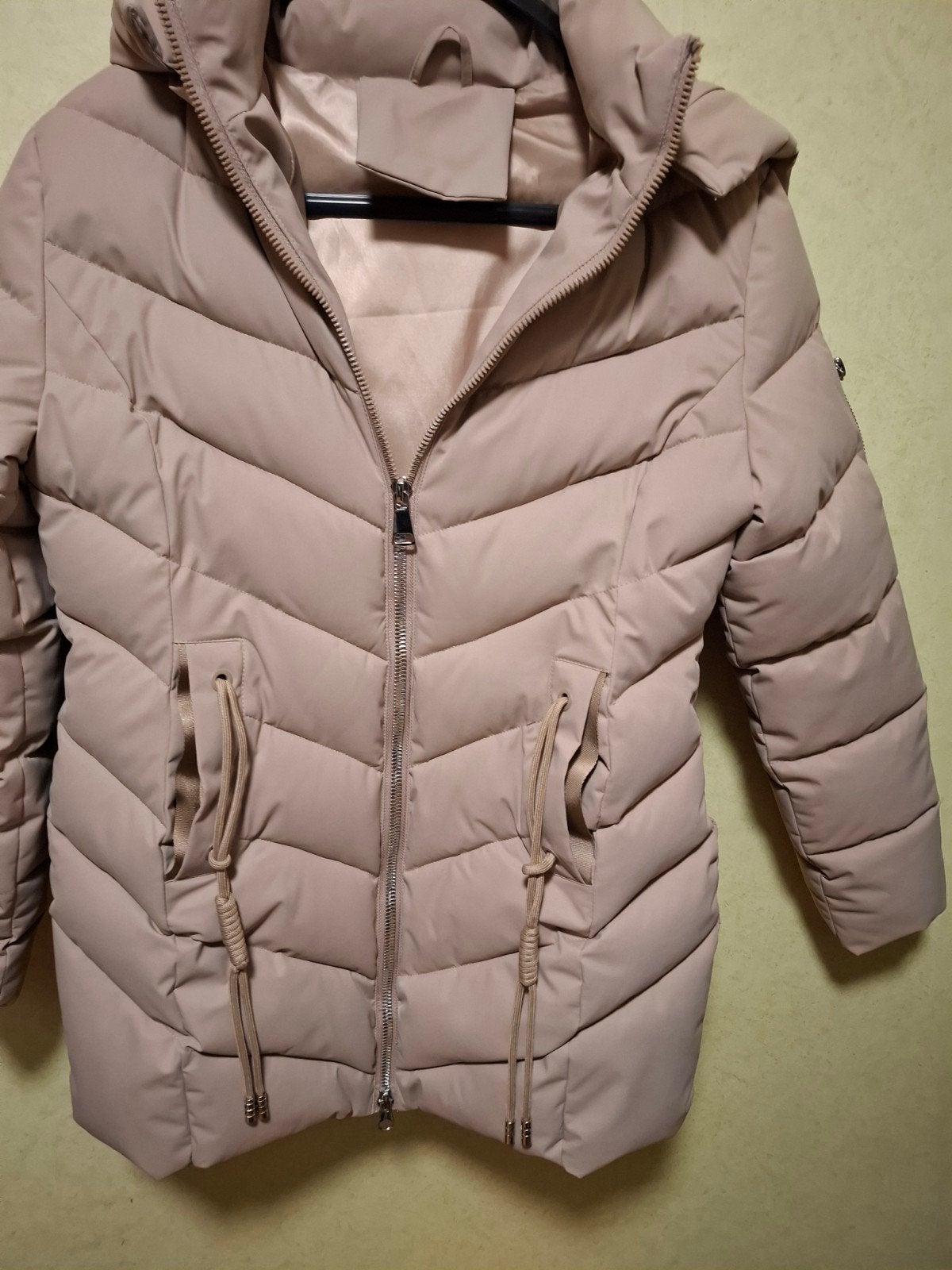 Warme taupe/beige winterjas met chevron quiltpatroon Maat L, Ophalen of Verzenden, Zo goed als nieuw, Maat 42/44 (L), Beige