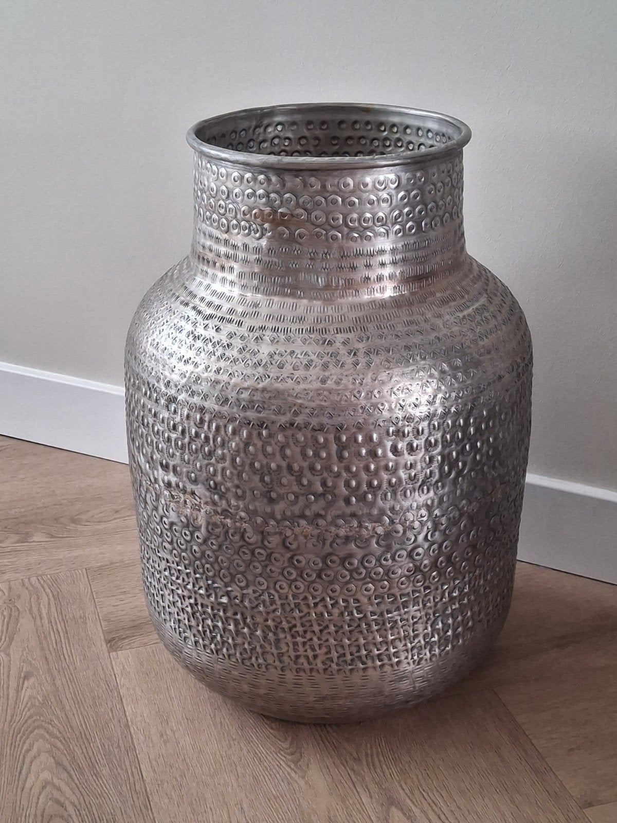 Twee aluminium vazen - 50cm hoog, 35cm doorsnee, Overige materialen, Gebruikt, Overige kleuren, 50 tot 75 cm