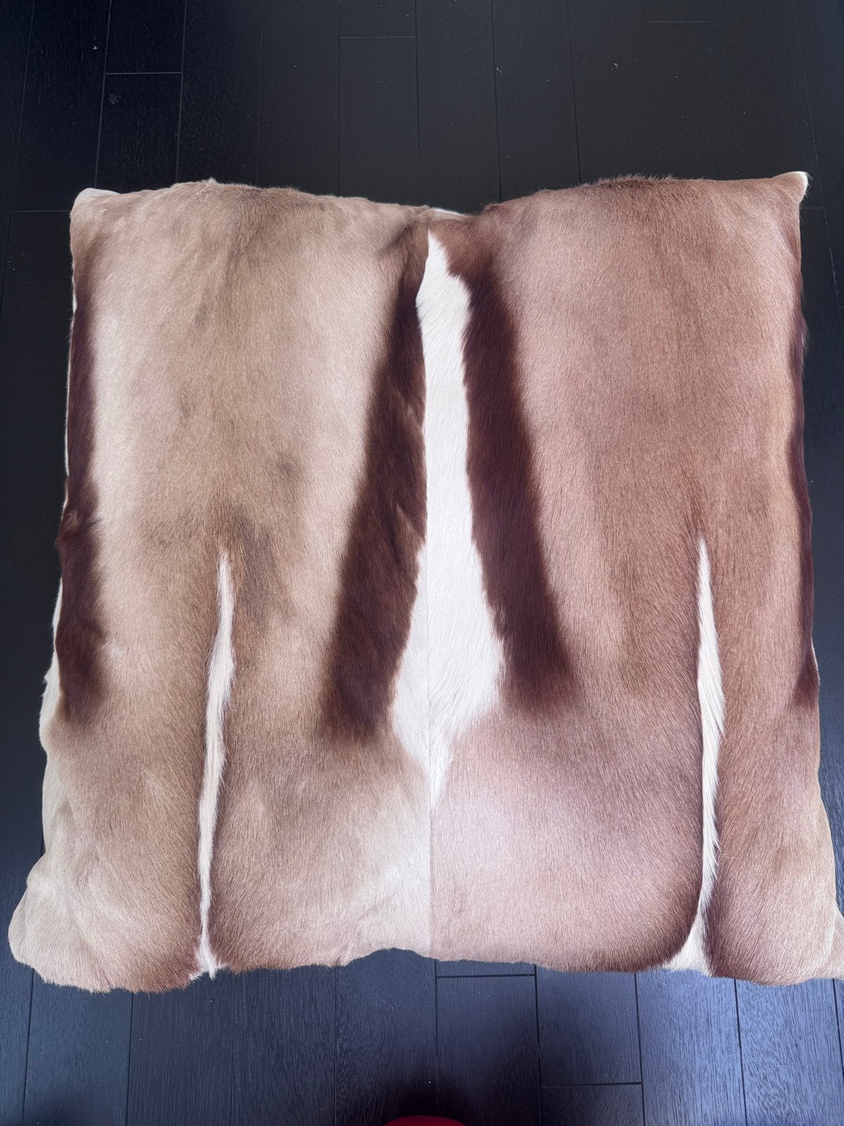 Mooi kussen steenbok vacht, Huis en Inrichting, Woonaccessoires | Kussens, Ophalen of Verzenden, Zo goed als nieuw, Bruin, Vierkant