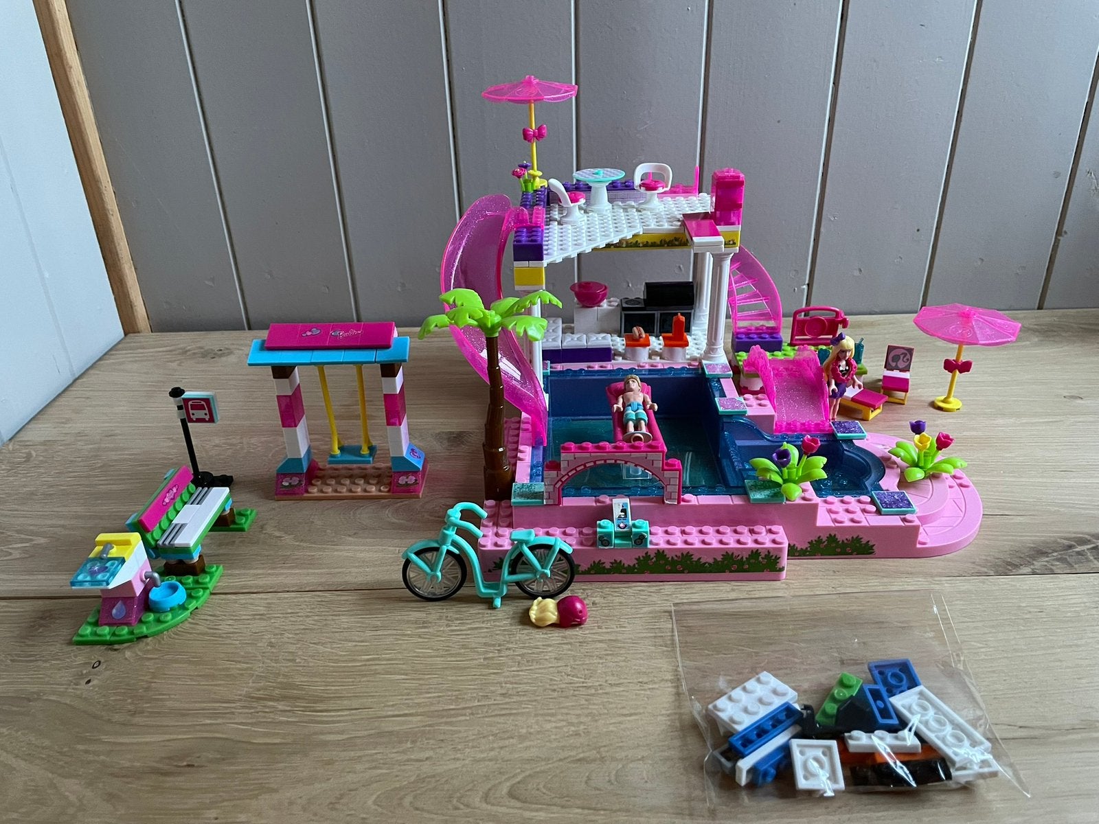 Grote Barbie Mega Bloks zwembad party set 80228 met exta’s, Kinderen en Baby's, Speelgoed | Bouwstenen, Ophalen of Verzenden, Gebruikt