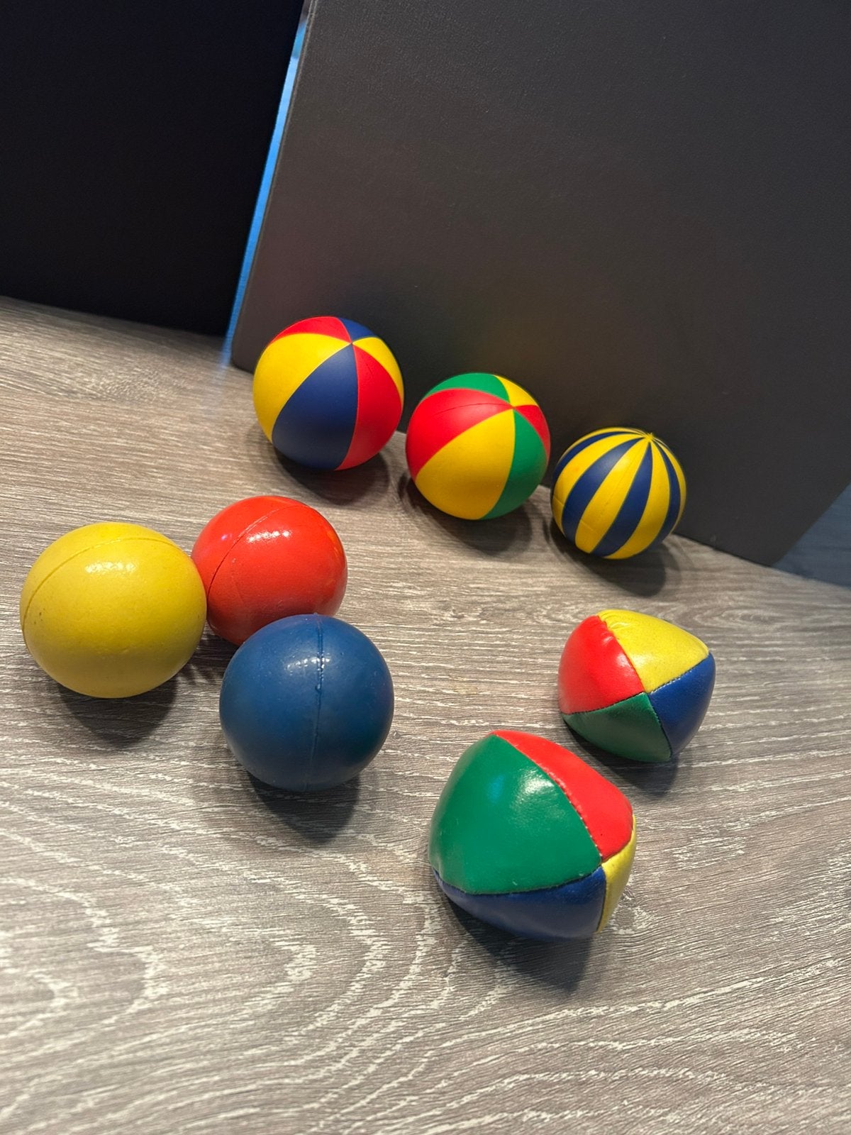 Clown of circus bal of ballen / rood - geel - blauw - groen, Ophalen of Verzenden, Zo goed als nieuw