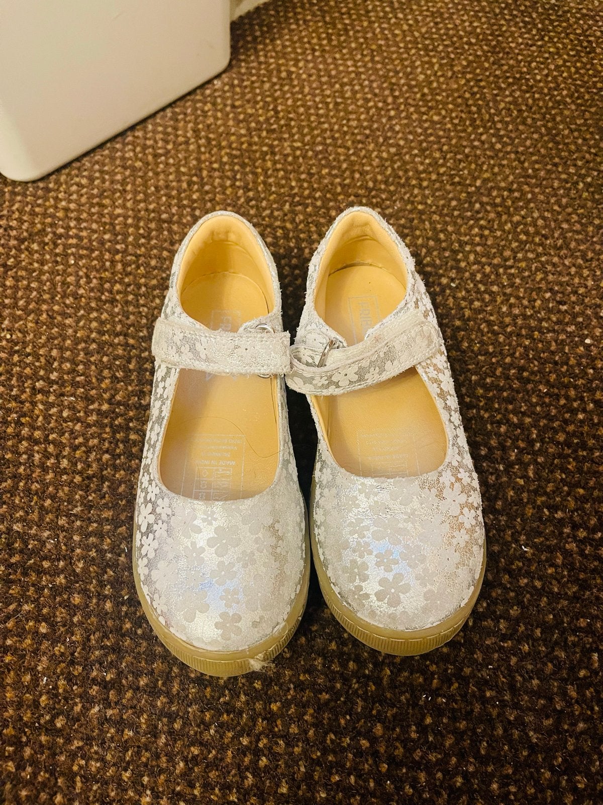 Fribo schoenen maat 31 - Zilverkleurig met bloemenprint, Ophalen, Gebruikt, Meisje, Schoenen